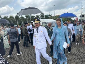 Foto: Gubernur Kaltim, Rudy Mas'ud bersama isteri menuju Istana Negara, Kamis (20/2/2025). (ADPIM PEMPROV KALTIM)