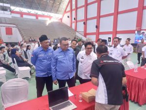 Bupati dan Wakil Bupati Kukar, Aulia-Rendi meninjau pembukaan Kukar Job Fair 2025 (*)