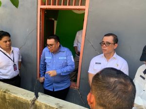 Bupati Kukar Aulia Rahman Basri meninjau rumah terdampak longsor di Tenggarong (*)