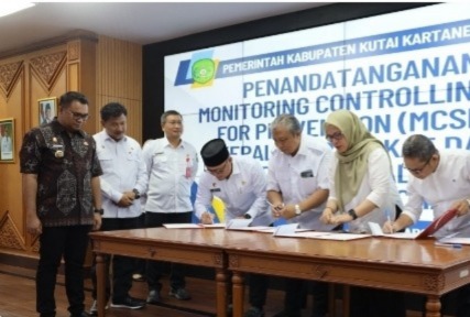 Penandatanganan komitmen Pemkab Kukar MSCP dengan KPK (Istimewa)