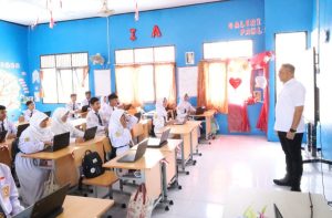 Bupati Kukar Aulia Rahman Basri menyapa murid SMPN 3 Tenggarong (Istimewa)