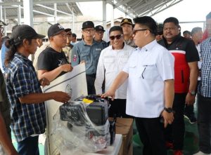 Wabup Kukar Rendi Solihin menyerahkan bantuan ke nelayan Sungai Meriam, Anggana (Istimewa)