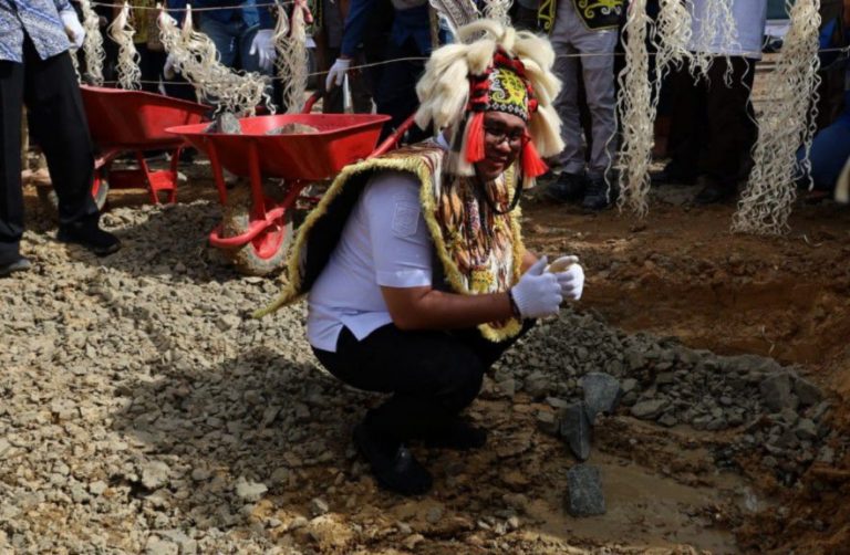 Bupati Kukar Aulia Rahman Basri meletakkan batu pertama pembangunan SMK Peternakan di Tabang (Istimewa)