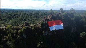 Pengibaran bendera merah putih di Tebing Batu Dinding, Samboja (Istimewa)