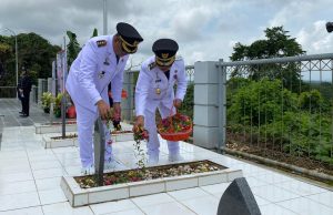Bupati dan Wakil Bupati Kukar, Aulia-Rendi berziarah ke Taman Makam Pahlawan Bukit Biru, Tenggarong (Istimewa)