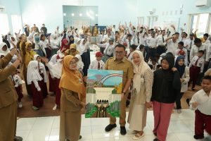 Bupati Kukar Aulia Rahman Basri menyapa murid SLB Tenggarong (Istimewa)