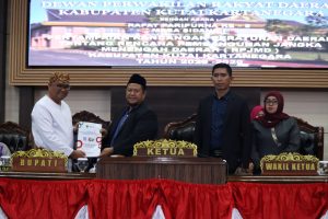Pemkab Kukar menyerahkan Raperda RPJMD ke DPRD (Istimewa)