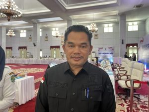 Ketua DPRD Kaltim, Hasanuddin Mas’ud, saat diwawancarai oleh awak media.