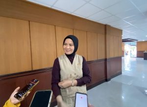 Wakil Ketua DPRD Kaltim, Yenni Eviliana, saat diwawancarai oleh awak media.