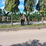 Suasana sore di jalur dua Jalan Poros Tenggarong–Samarinda tiba-tiba berubah sangat mencekam.