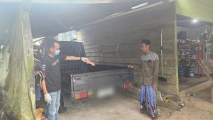 aparat kepolisian melakukan olah tempat kejadian perkara (TKP)