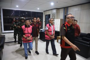 Tim Jaksa Penyidik Bidang Tindak Pidana Khusus Kejaksaan Tinggi (Kejati) Kalimantan Timur (Kaltim) menetapkan dan menahan dua tersangka berinisial BH (Kadistamben Kukar periode 2009–2010) dan ADR (Kadistamben Kukar periode 2011–2013)