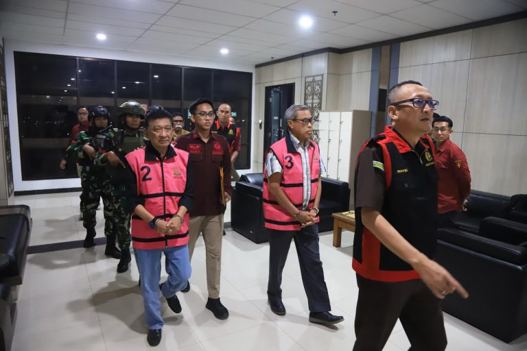 Tim Jaksa Penyidik Bidang Tindak Pidana Khusus Kejaksaan Tinggi (Kejati) Kalimantan Timur (Kaltim) menetapkan dan menahan dua tersangka berinisial BH (Kadistamben Kukar periode 2009–2010) dan ADR (Kadistamben Kukar periode 2011–2013)