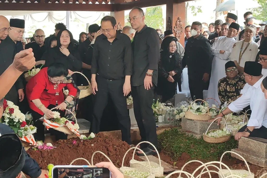 5 Momen Haru Megawati Tabur Bunga di Makam Guruh Soekarnoputra.
