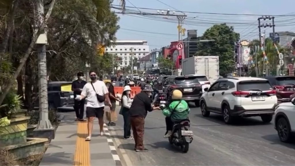 pembagian masker Samarinda di Simpang Lembuswana