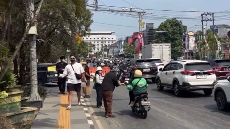pembagian masker Samarinda di Simpang Lembuswana